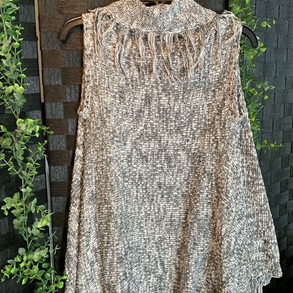 Mossimo supply Co size XS black and white fringed vest. A bit oversized NWOT - Picture 5 of 7